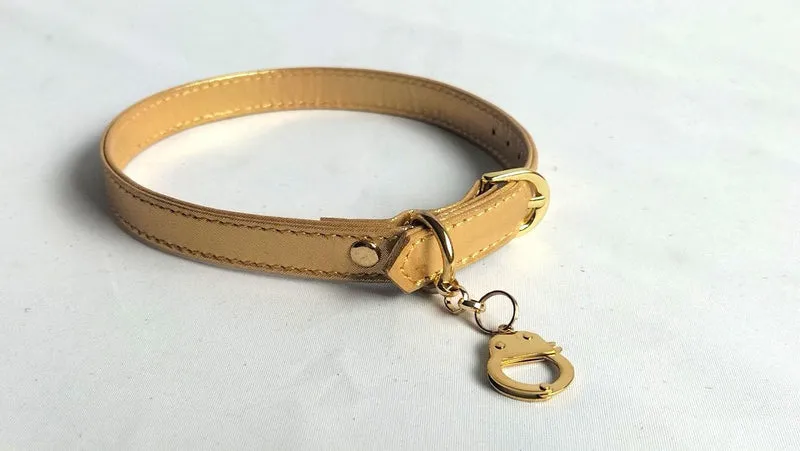 Collar de cuero color oro con colgante de esposas chapado en oro – Collar de uso diario de 14 mm
