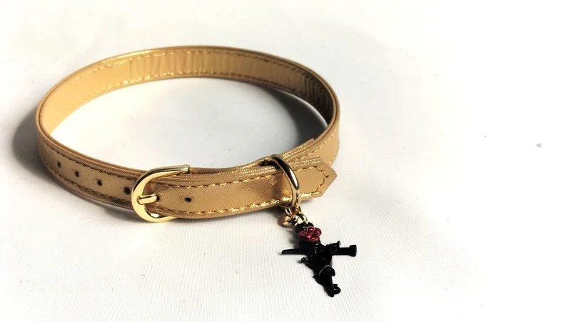 Collar de cuero color oro con colgante de rosa negra – Collar discreto para uso diario