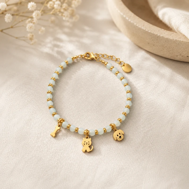 Pulsera Acero inoxidable Dorada con Cuentas Blancas y Charms de Mascotas