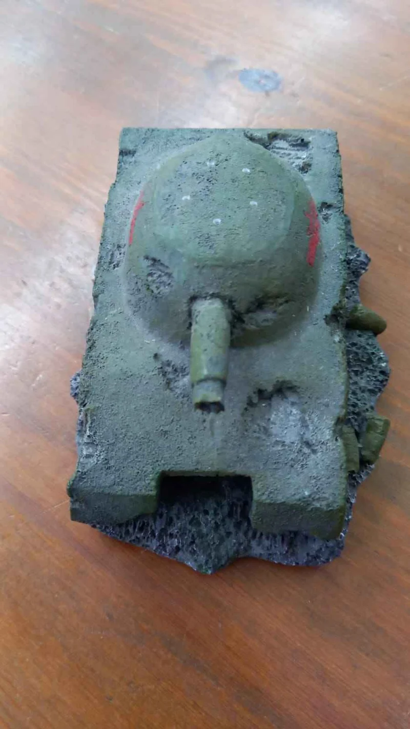 Tanque de Guerra Decoración de Acuario 16x10x7cm | Funcional con Conexión para Aireador