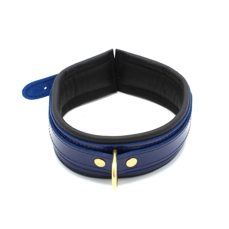 Collar BDSM de cuero azul con acabado charol y hebillas doradas: cómodo y elegante.