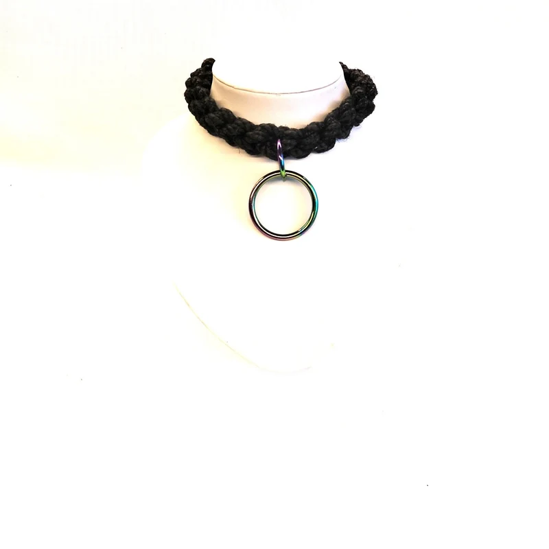 Collar de yute negro – Collar anudado a mano con anilla arcoíris de 42 mm